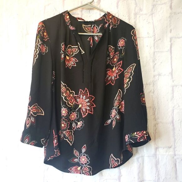 LIFESTYLE ATTITUDE Floral V-neck Blouse - Picture 1 of 8